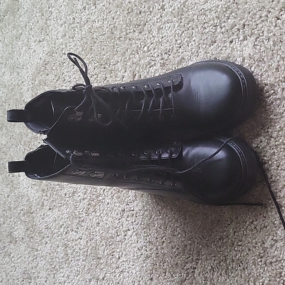 Universal Threas, Black combat boots, Size 7